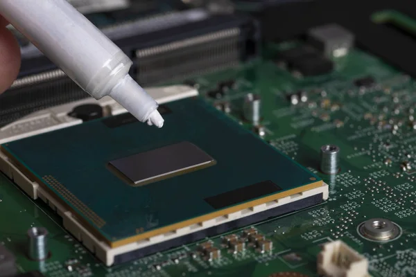 İşlemci çipi üzerinde bir tüp termal gres.