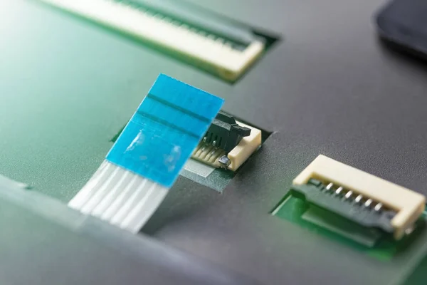 Conector de ordenador y cable en la placa electrónica del procesador . — Foto de Stock
