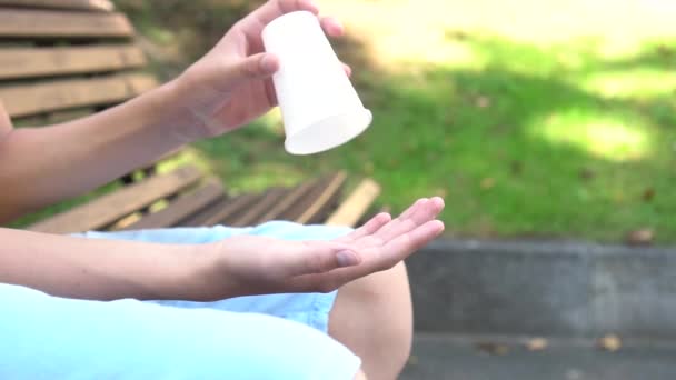 Un adolescente rompe una taza de plástico blanco con ambas manos — Vídeos de Stock