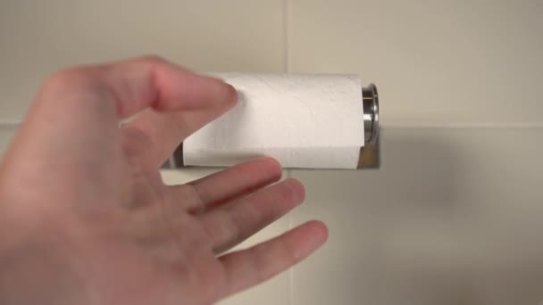 Рука Скользит Рулону Могу Быстро Перемотать Оторвать Туалетную Бумагу Туалете — стоковое видео