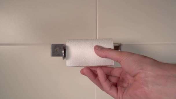 Mão Vira Rolo Rasga Suavemente Papel Higiênico Banheiro Com Paredes — Vídeo de Stock