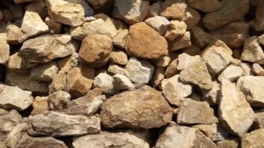 Asfalt yolu boyunca ağır yağmurlardan sonra doğal taş tutucu taş duvar imha