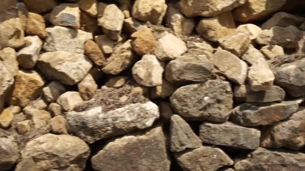 Разрушенная Каменная Стена Природного Камня После Сильных Дождей — стоковое видео