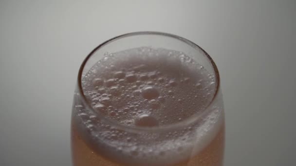 Pouring Carbonated Drink Foam Decreases Bubbles Appear Burst Rise Bottom — Stock Video