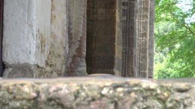 İspanya'da eski bir kilisenin kemerli penceresi. Santa Maria del Naranco