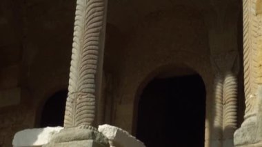 Desenli sütunlar antik kilisenin pasajlar kemerli. Santa Maria del Naranco