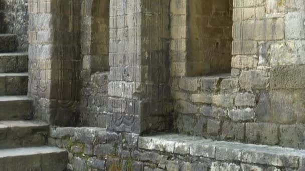 Дуговые Окна Лестница Старинной Церкви Концепция Сохранения Исторических Памятников — стоковое видео