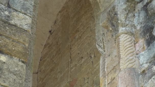 Janela Arqueada Uma Antiga Igreja Espanha Santa Maria Del Naranco — Vídeo de Stock