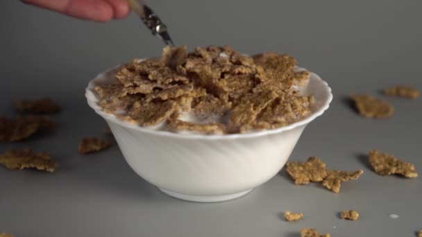 一个人吃燕麦片和膳食牛奶 用勺子吃 健康早餐理念来自天然产品 慢动作 — 图库视频影像