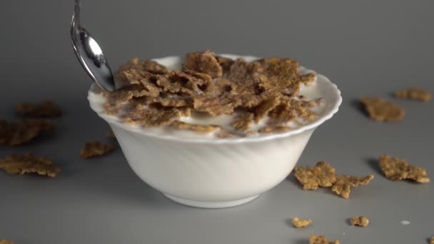 Человек Ест Овсянку Диетическим Молоком Ест Ложкой Здоровый Завтрак Натуральных — стоковое видео