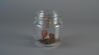 Para senti cam bir kavanoza düşüyor. Finansal tasarruf kavramı. yavaş çekim
