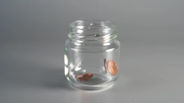 コインセントはガラス瓶に落ちる 財政的な貯蓄の概念 スローモーション — ストック動画
