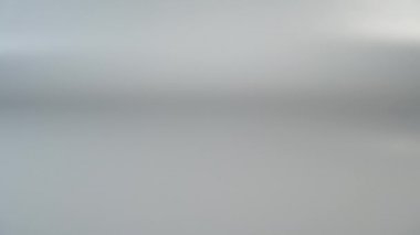 Bir adamın eli gri bir masaya cam bardaktan chia tohumu döker. Doğal gıda konsepti