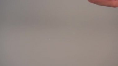 Koyu tıbbi kapsüller gri bir tablo üzerinde yukarıdan düşmek. Popüler diyet takviyeleri kullanma kavramı. Yavaş çekim