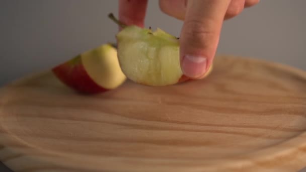 Mano Pone Una Mitad Mordida Una Manzana Roja Madura Sobre — Vídeo de stock