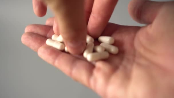 Uma Mão Seleciona Toma Punhado Cápsulas Brancas Médicas Levanta Para — Vídeo de Stock