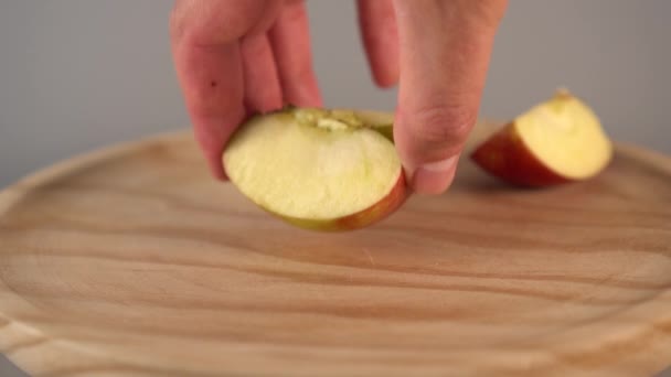 Mano Toma Mitad Una Manzana Roja Madura Pone Nuevo Mordida — Vídeos de Stock