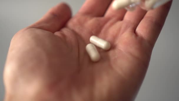 Medische Witte Capsules Giet Een Handpalm Van Een Glazen Pot — Stockvideo