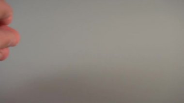 El gri bir arka plan üzerinde renkli şekiller bir avuç dökülür. Kurum ve kuruluşlarda etnik ilişkiler kavramı