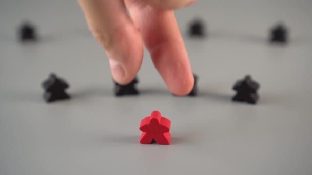 Рука Видаляє Червону Фігуру Навколишнього Середовища Чорних Фігур Сірій Поверхні — стокове відео
