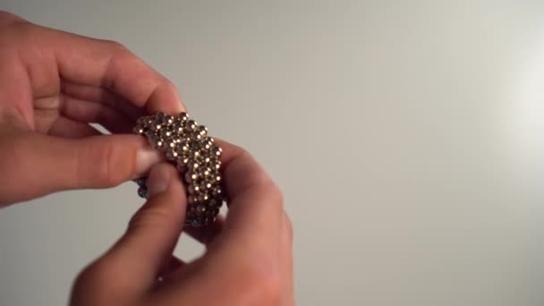 Das Kind Sammelt Mit Seinen Händen Ein Magnetisches Puzzle Aus — Stockvideo