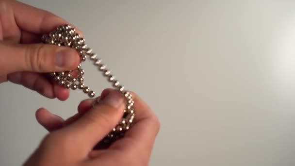 Ein Kind Spielt Ein Magnetisches Puzzle Aus Kugeln Auf Weißem — Stockvideo