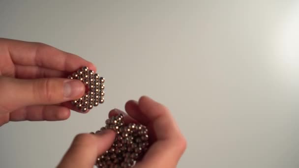 Ein Kind Spielt Ein Magnetisches Puzzle Aus Kugeln Auf Weißem — Stockvideo