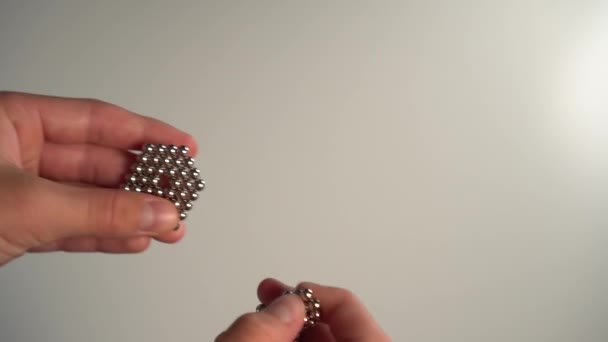 Enfant Amuse Avec Puzzle Magnétique Boules Sur Fond Blanc — Video