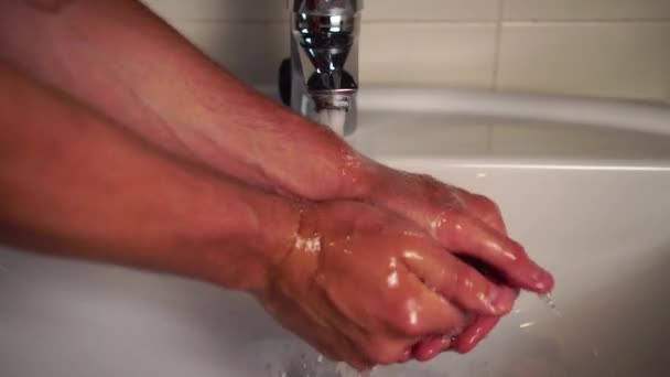 Homme Lave Les Mains Dans Salle Bain Avec Savon Liquide — Video