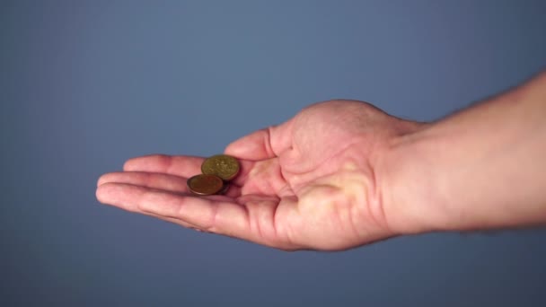 Las Monedas Caen Una Mano Sobre Fondo Azul Concepto Buena — Vídeo de stock