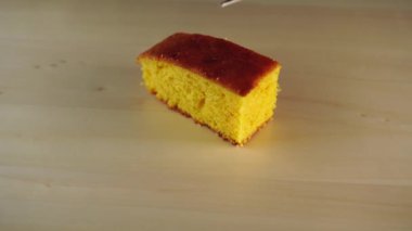 El ahşap bir arka plan üzerinde bir çatal ile pasta bir parça tatili