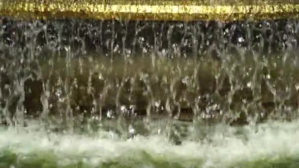 Солнечный День Парке Через Золотой Барьер Фонтана Протекает Поток Воды — стоковое видео