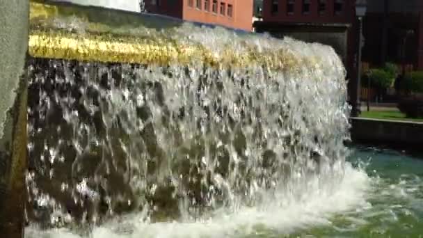 Een Stroom Van Water Overstroomt Gouden Barrière Fontein Een Zonnige — Stockvideo