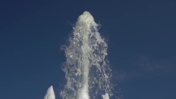 高い噴水ジェットが青い夏の空に立ち上がる スローモーション — ストック動画