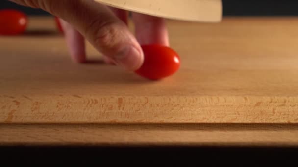 Cuoco Taglia Pomodoro Ciliegia Maturo Due Metà Una Superficie Legno — Video Stock