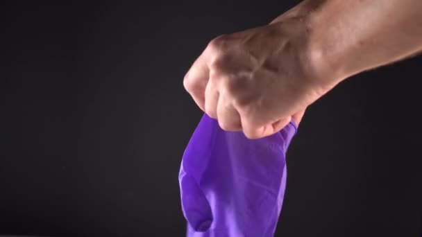 Hombre Despliega Nuevos Guantes Protectores Azules Pone Mano Derecha Preparación — Vídeo de stock