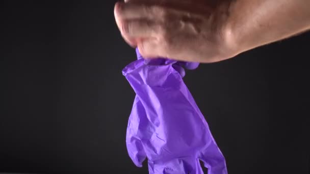 Mężczyzna Rozwija Nowe Niebieskie Rękawice Ochronne Stawia Lewą Rękę Przygotowanie — Wideo stockowe