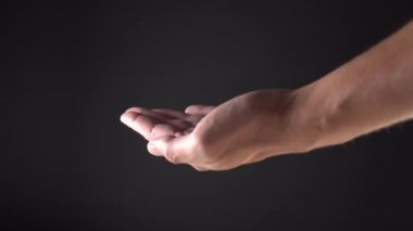 Kozmetik ve temizlik maddesinin bir kısmı yetişkin bir adamın eline akar.