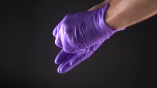 Мужчина Снимает Свои Синие Защитные Перчатки Двух Рук Черном Фоне — стоковое видео