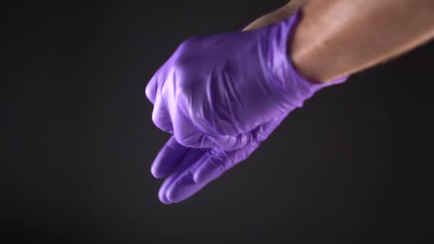 Hombre Quita Sus Guantes Protectores Azules Dos Manos Sobre Fondo — Vídeos de Stock