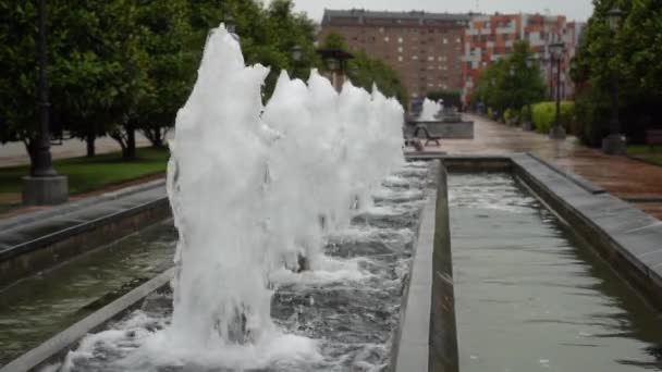 Пенные Потоки Воды Поднимаются Падают Аллея Фонтанов Городском Парке Движение — стоковое видео