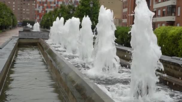 Foamy Stromen Van Water Stijgen Dalen Steeg Van Fonteinen Een — Stockvideo