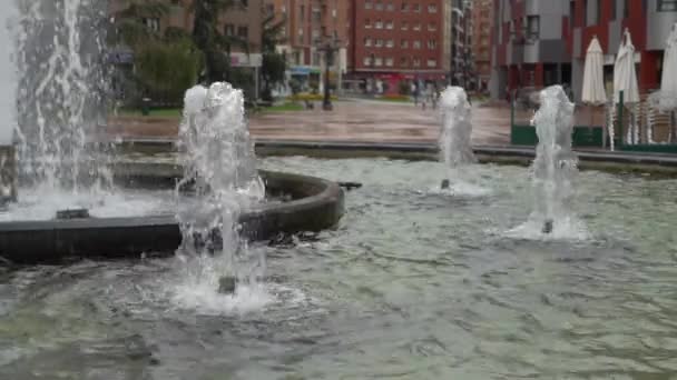 水の泡の流れが上昇し 下がります 都市公園の噴水の路地 スローモーション カフェ 木々を背景に — ストック動画