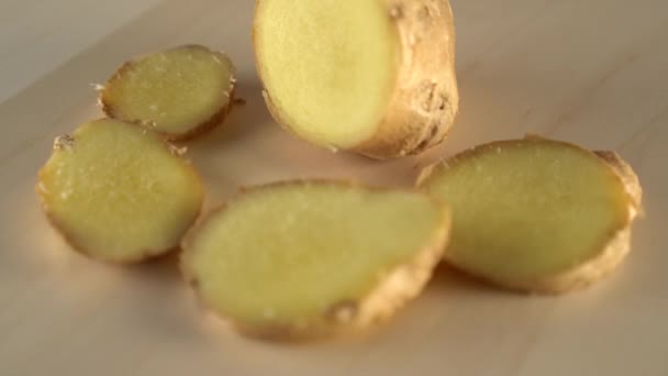 多汁成熟的姜根片在木质表面旋转 制作姜酱和茶 — 图库视频影像