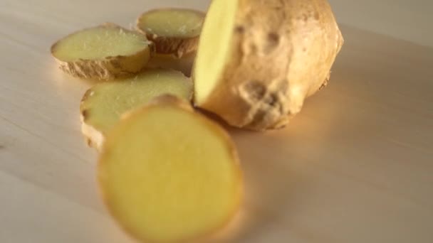 多汁成熟的姜根片在木质表面旋转 烹饪天然健康食品进行治疗 — 图库视频影像