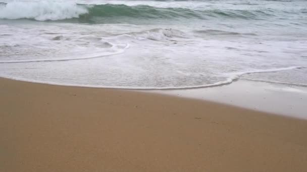 Soirée Calme Surf Océanique Des Vagues Mousseuses Remplissent Plage Sable — Video