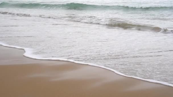 Lugn Kväll Ocean Surf Skummande Vågor Fyller Sandstranden Begreppet Lugn — Stockvideo