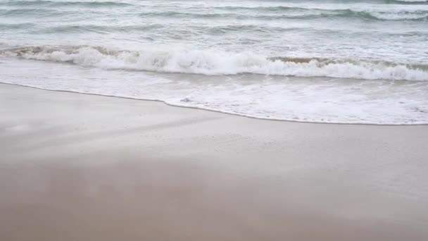 Lugn Kväll Ocean Surf Skummande Vågor Fyller Sandstranden Begreppet Lugn — Stockvideo