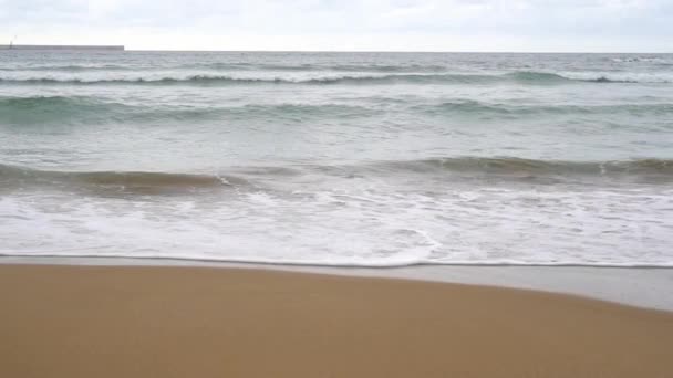 Calm Evening Ocean Surf Foamy Waves Fill Sandy Beach Concept — Stock Video