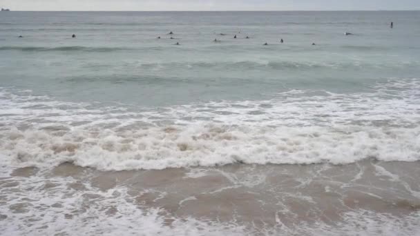 Wieczór Ocean Surf Pieniaste Fale Wypełniają Piaszczystą Plażę Jasne Wieczorne — Wideo stockowe